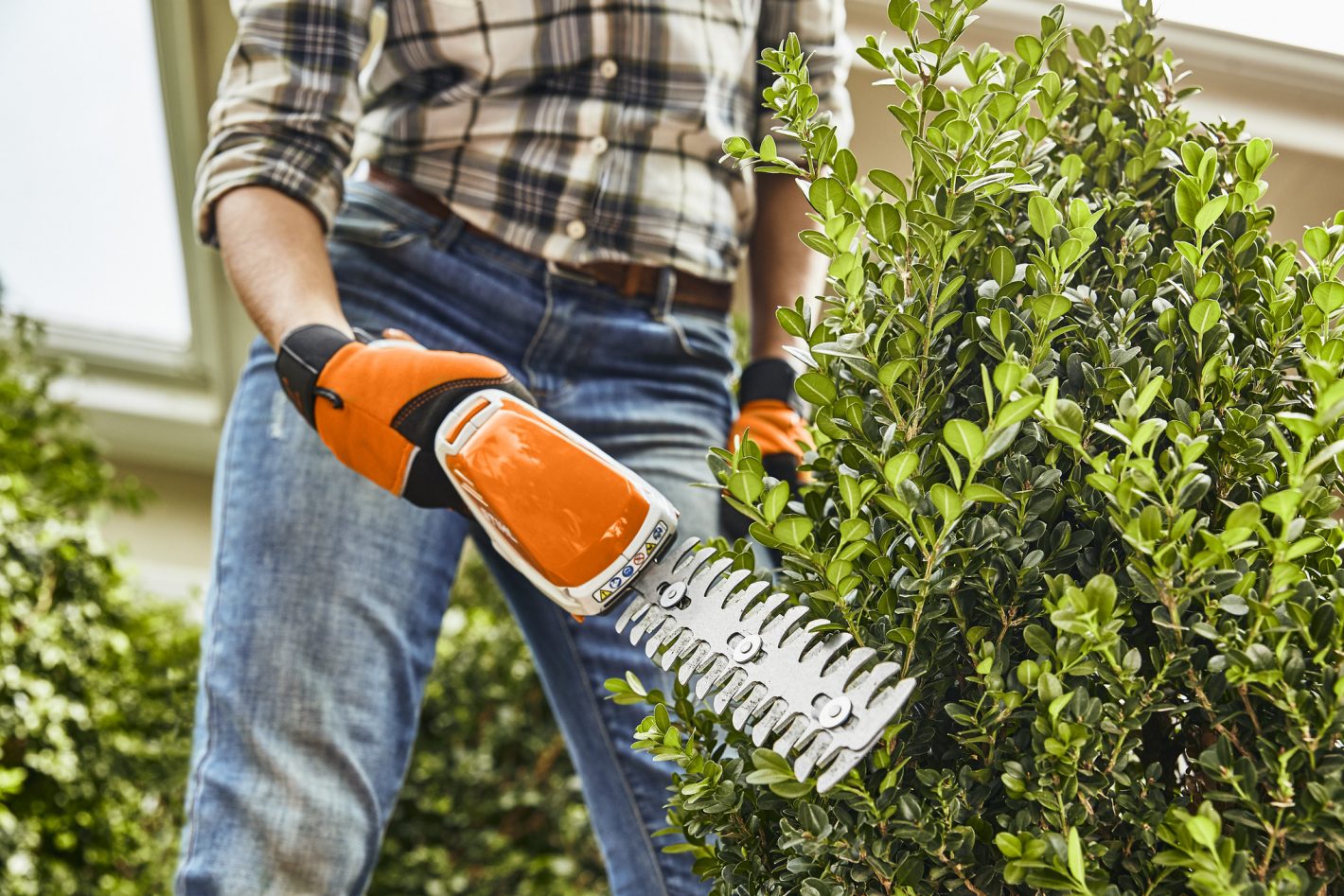 Stihl HSA 26, 11V Cordless Hedge Trimmer with AS2 Battery and AL1 Charger with 20cm Cutting Length