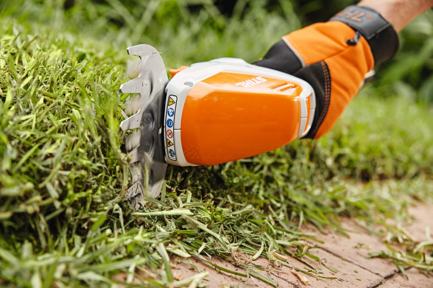 Stihl HSA 26, 11V Cordless Hedge Trimmer with AS2 Battery and AL1 Charger with 20cm Cutting Length