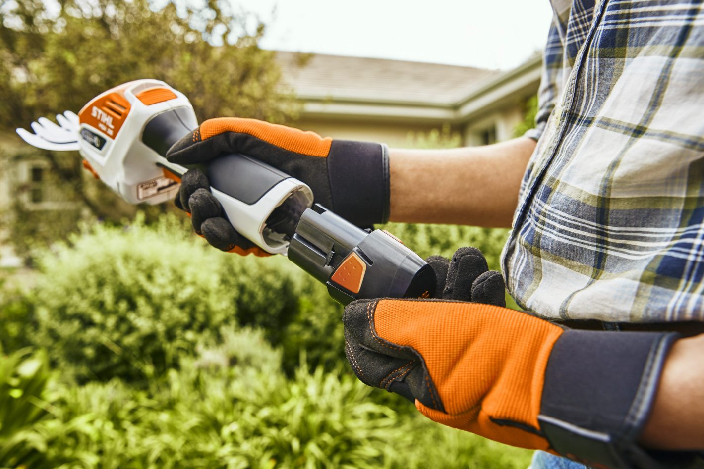 Stihl HSA 26, 11V Cordless Hedge Trimmer with AS2 Battery and AL1 Charger with 20cm Cutting Length